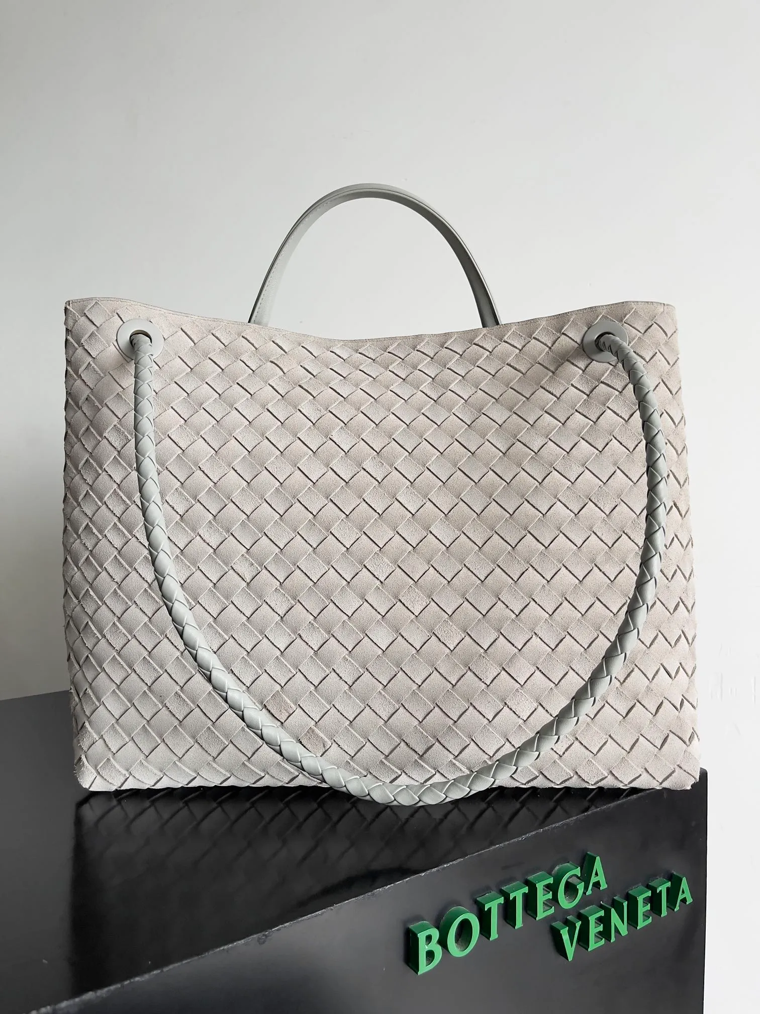Batch 3760 Recently, the same style of bag that celebrities love is both high-end and practical. Michelle Yeoh, Kim Namjoon, Jing Boran, Tong Liya, Sun Qian, Wu Qianyu, Du Juan, Ma Yili and Bai Baihe are all carrying Bottega Veneta summer series Andiamo handbags. Andiamo has a simple structure and rounded lines. The whole piece is made of Nappa leather. It is comfortable, soft and dynamic. It adds interest to daily life and can be easily matched with various styles. Andiamo handbags are available in three sizes: small, medium and large. There are many colors to choose from, which can meet different needs. You can really carry it whether it is daily or attending events. Style number: 743575 Size: 45*22*34cm